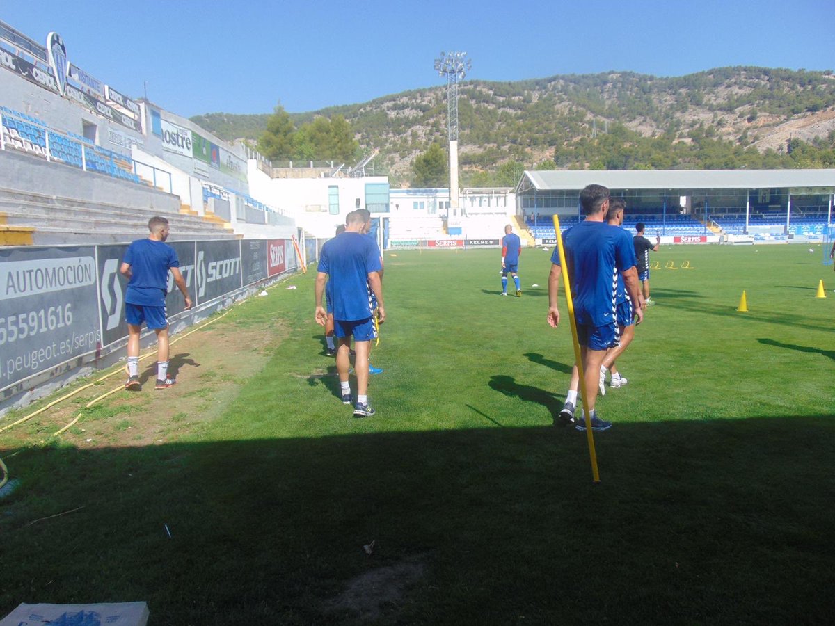 ☀️¡Buenos días blanquiazules!

💪🏼Nuestros jugadores a las manos del mister Vicente Parras y el cuerpo técnico ya están en el verde.

#ResurgirCDA