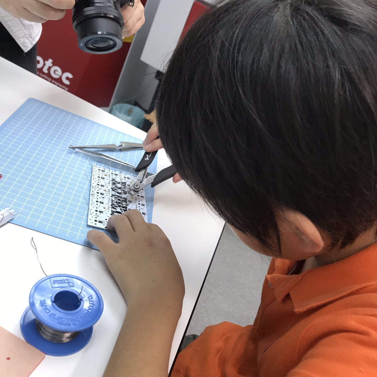 fil__de__laine's tweet photo. 自作キーボードの世界を親子でのぞいてきたよ❤︎スタッフの方がとても親切で2時間半位でむすっこ右。母左。を完成*可愛いhelixpicoが我が家に!夏休み親子イベントがあるそうな。。おすすめ❤︎ #自キー #自作 #自作キーボード #helixpico #可愛い #親子 #ws #夏休み #お勧め https://t.co/GCTupXHyFR https://t.co/sBqe5QPGBR