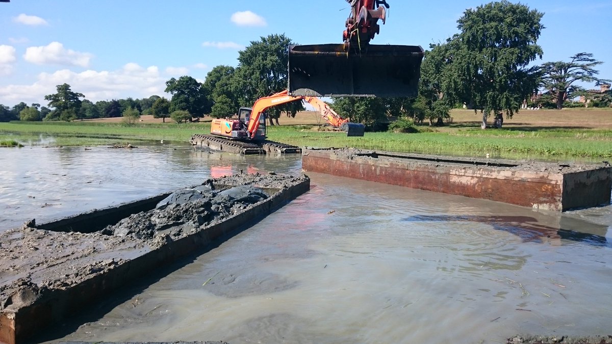 hydremaduck's tweet photo. Anybody for #pontoon tag? U to me to the grab & return service empty. #traffic marshall today. Move along, fill em up #Heking #excavators #liveitloveit #amphibious #excavators #ownbedatnight https://t.co/s5AHch2d68