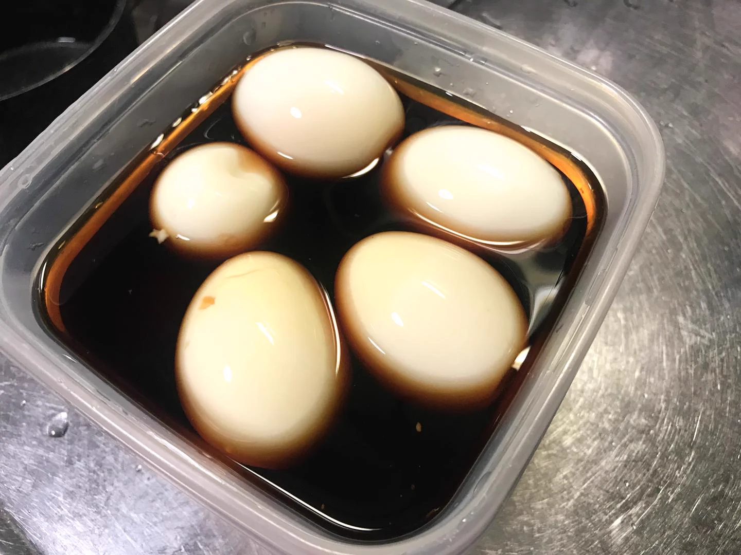 燻製の素を使えば半熟燻製タマゴという激ウマな1品が家で作れてしまう！