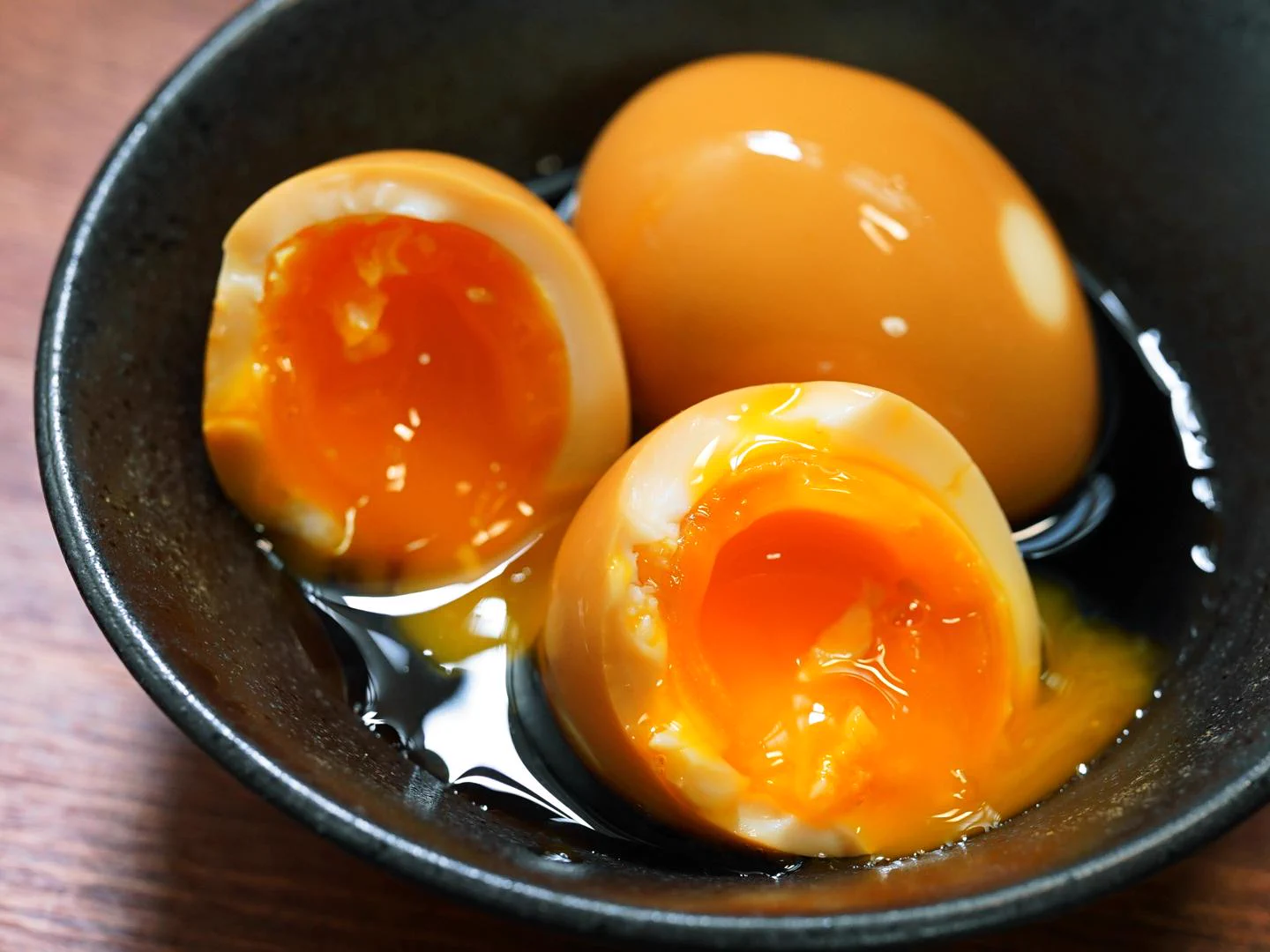 燻製の素を使えば半熟燻製タマゴという激ウマな1品が家で作れてしまう！