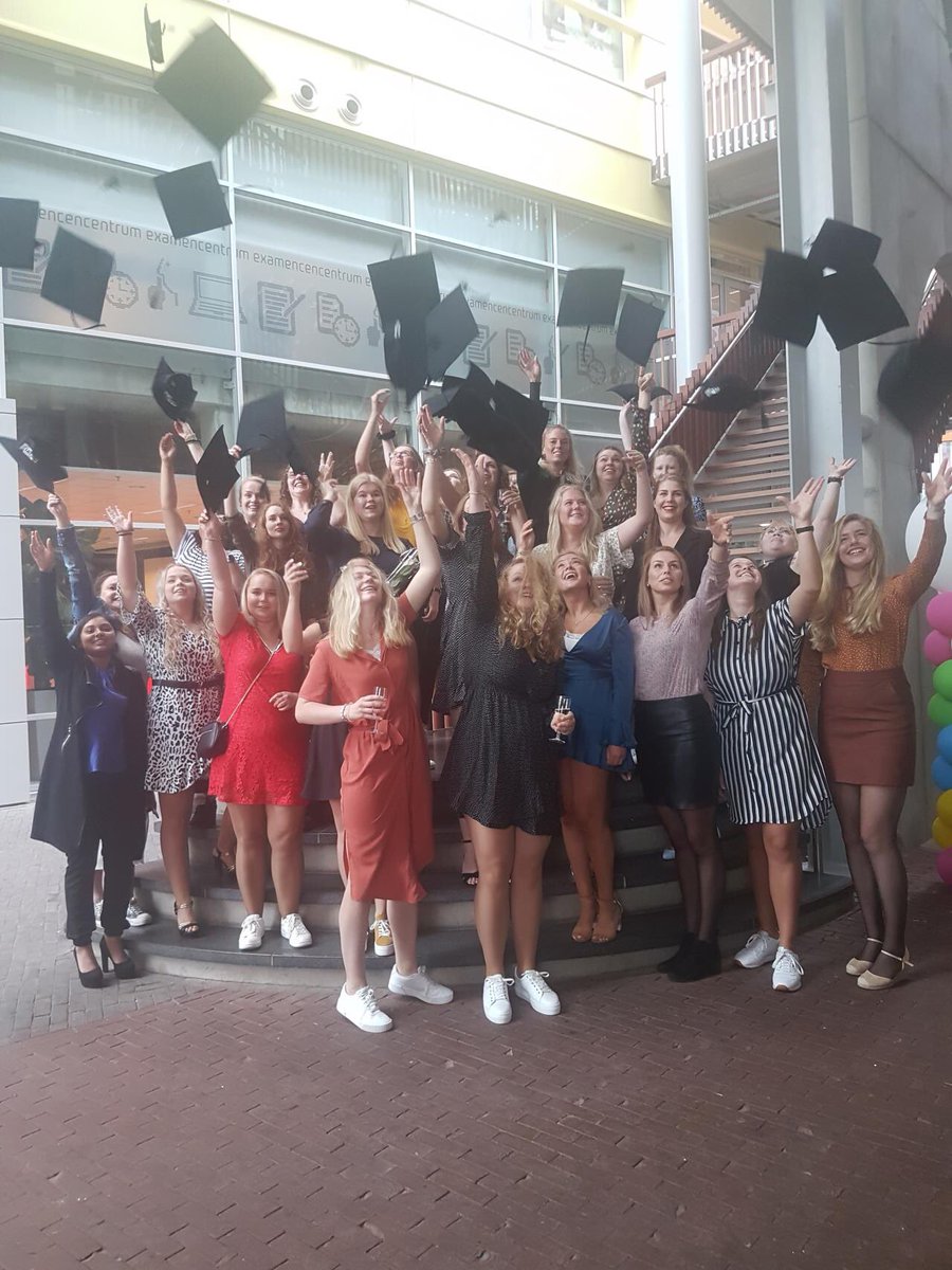 BVMBODeltion's tweet photo. De geslaagde studenten kregen dit jaar bij het #Deltion een echte  mortarboard bij de diploma uitreikingen. #mbo https://t.co/ljCovkaUa6