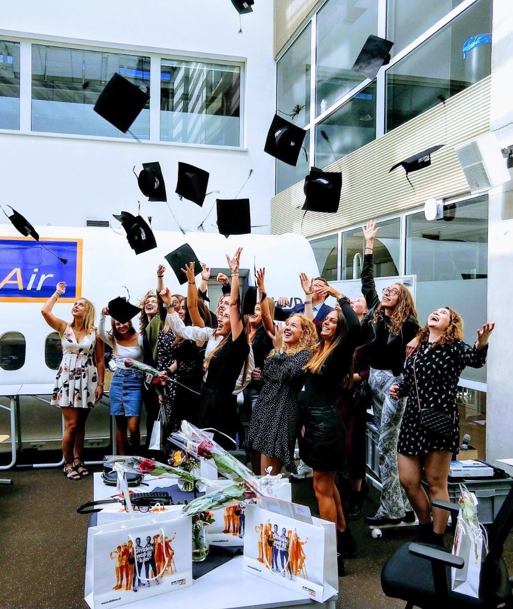 BVMBODeltion's tweet photo. De geslaagde studenten kregen dit jaar bij het #Deltion een echte  mortarboard bij de diploma uitreikingen. #mbo https://t.co/ljCovkaUa6