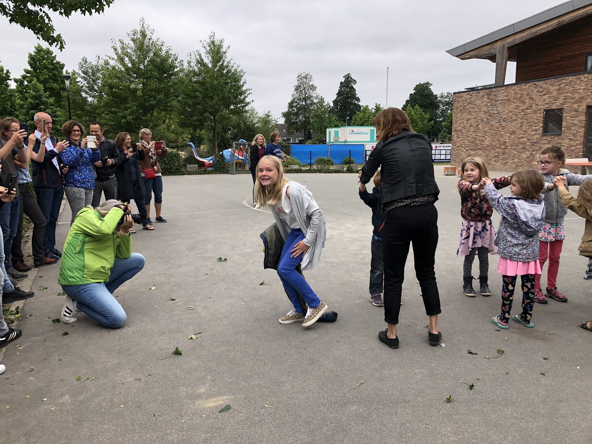 Gisteravond musical van oudste dochter op basisschool. Wat een bijzonder mooi moment. Wel wat traantjes weggepinkt. En zojuist weer. Bij verlaten van school door een hele lange haag. Hier komt ze eruit 😁. Op naar een volgend avontuur!