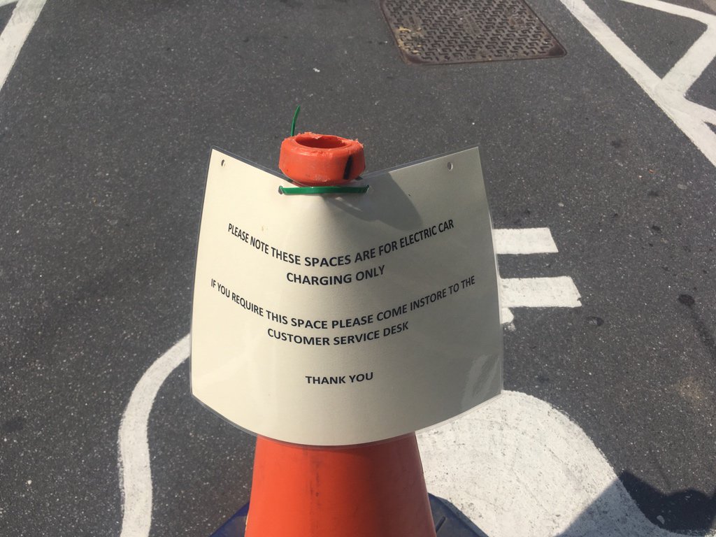 EssexEV's tweet photo. @AsdaServiceTeam #ASDA #Colchester might not be the worst place to charge an #ev in Colchester any more thanks to these new signs. What do people think? @ivebeeniced https://t.co/enEvWZmUCN