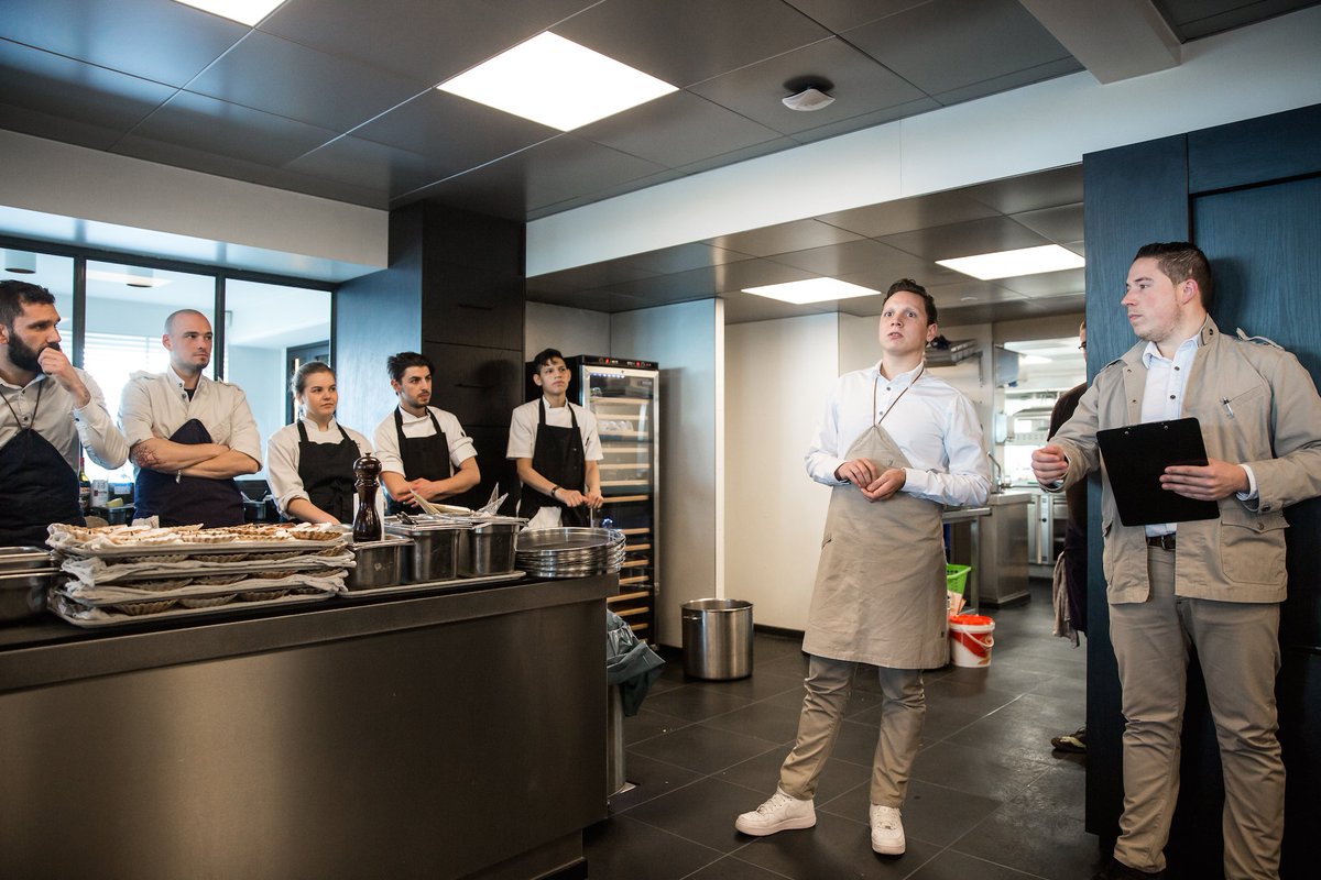 Syrco Bakker van <a href="/restopurec/">Pure C</a> in keuken bij @draakHemingway in Bergen op Zoom -> chefsfriends.nl/syrco-bakker-g…. #chefsfriends