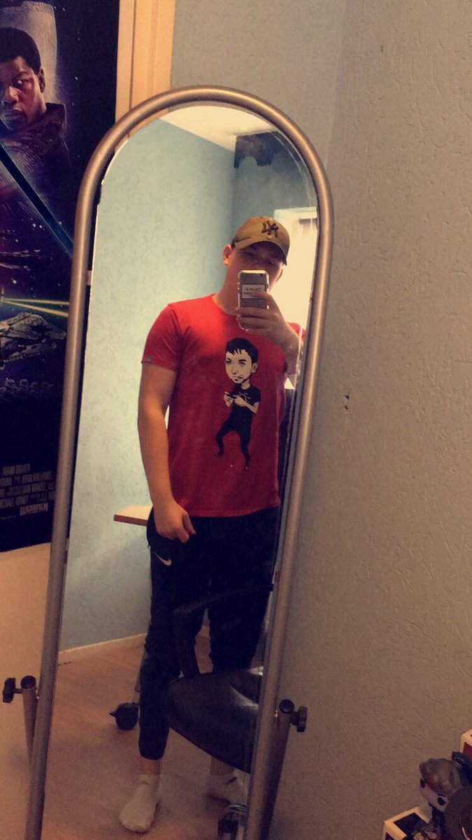 Razer_Dylan's tweet image. @spooky1611 spooky shirtje past weer maat S 😂👌 #spookyarmy