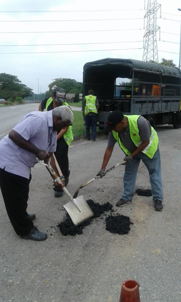 kerja tampalan pothole Jalan jijan salak(N183)
<a href="/JKRNS/">JKR Negeri Sembilan</a> <a href="/JKRMalaysia/">JKR Malaysia</a>