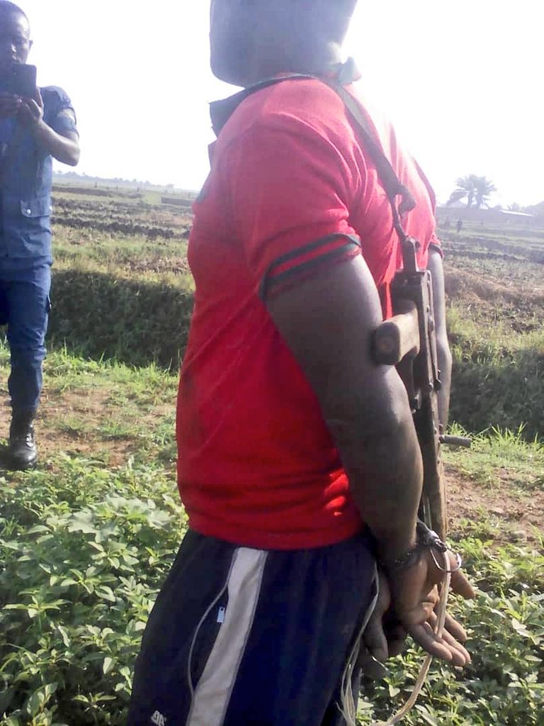 pnininahazwe's tweet photo. La légitime défense selon la police burundaise : on arrête une personne dans une commune donnée, on la ligote et on la photographie, on l'interroge dans une autre commune, on la fait coucher à bas ventre dans un cimetière et on tire dans sa tête ! #Burundi #GihangaExecutions https://t.co/uGS3Qohysj