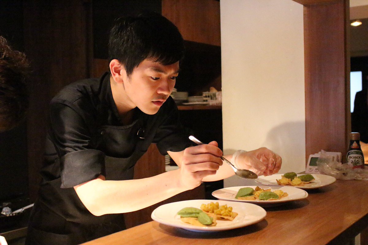 kato_zosui's tweet photo. 昨夜、ソーシャルダイニングを目的としたポップアップレストランを開催しました！
一夜限りのぶっつけ本番でしたが、プロの仲間達のおかげで最高のレストランになりました！次回参加にご興味がある方はDMください👨‍🍳
#ポップアップレストラン
#ソーシャルダイニング
#GRIN https://t.co/gwPQCrnzV6