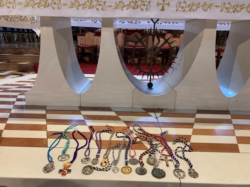 Pripimar's tweet image. Siempre nos enorgullece fabricar artículos significativos, pero ver varias de nuestras medallas a los pies del altar de un lugar como la basílica de la ANUNCIACIÓN en NAZARET, nos hace sentirnos especiales.