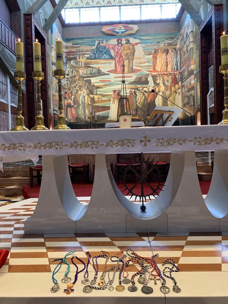 Pripimar's tweet image. Siempre nos enorgullece fabricar artículos significativos, pero ver varias de nuestras medallas a los pies del altar de un lugar como la basílica de la ANUNCIACIÓN en NAZARET, nos hace sentirnos especiales.