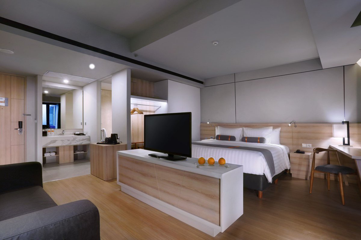 HarperHotels's tweet photo. Spacious, modern room to accommodate your business stay in #Cikarang.

#liveextraordinarily #harpercikarang #harperhotels #archipelagointernational https://t.co/Hpkme3igBT