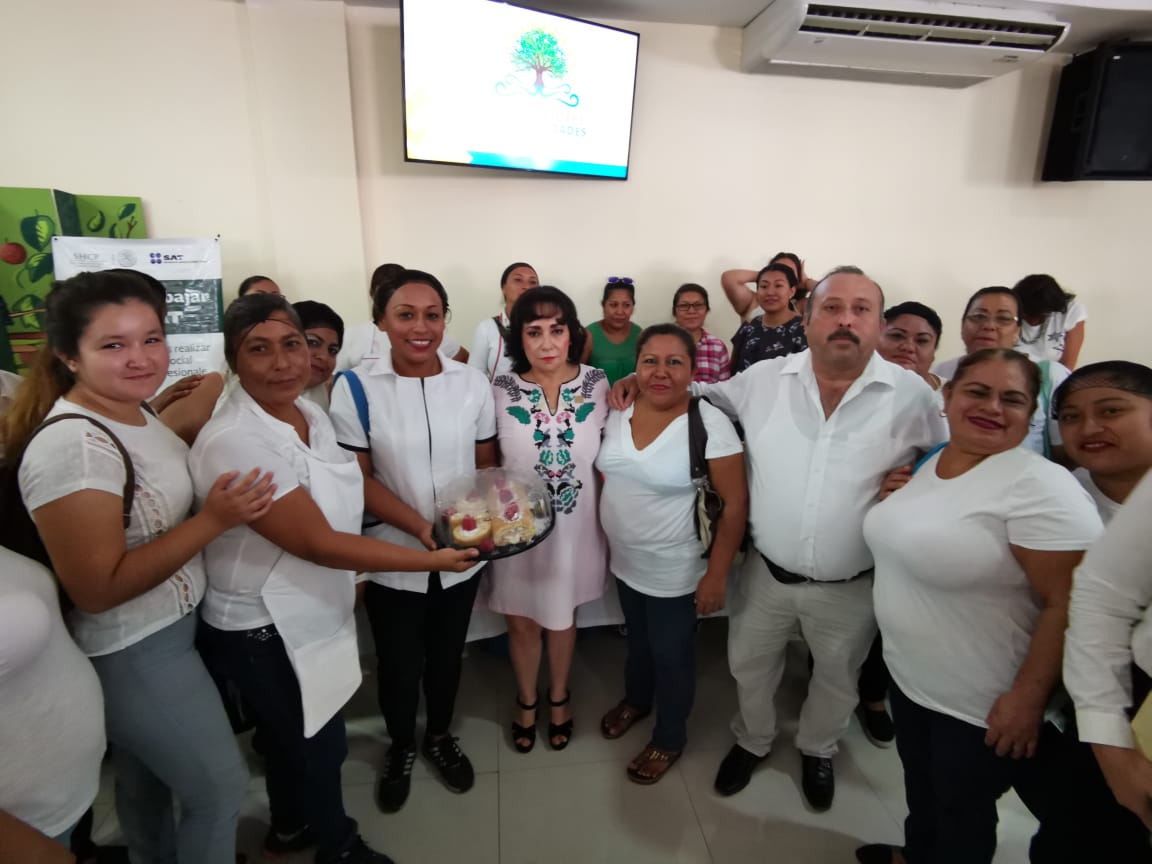 Inaugura Catalina Portillo la "Feria de Empleo del Sector Turismo" esta mañana en #Cancún, en donde se ofertan más de 1,900 oportunidades de empleo.