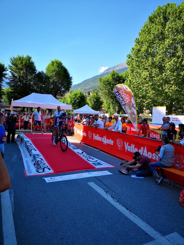 vdaufficiale's tweet photo. Partito il 56 #girovda Giro della Valle d'Aosta @Valle_dAosta con il Cronoprologo #arcodaugusto #aosta https://t.co/R5LpcrrIpP