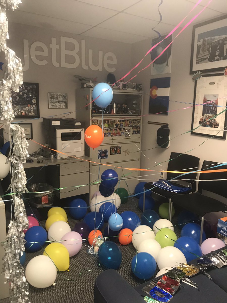 KimberleyAnn72's tweet photo. When you deck out your GM’s office to celebrate the BIG 4-0 #jetblueBDL #Birthdayboy #40balloons #jetblue #blue2thecore #funvalue @JetBlueORH https://t.co/gg5spjVwOF