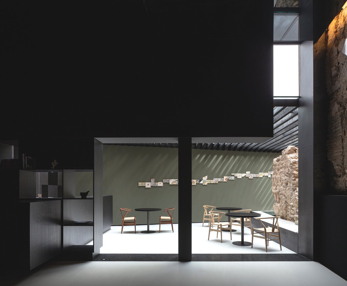 Emulando a los antiguos romanos, aprovechamos los meses de estío para adentrarnos en un festival de Neptuno imaginario, visitar villas ficticias en la bahía de Nápoles y descansar de los duros veranos en la Urbe.
Sucede cierra por vacaciones, nos vemos en septiembre.