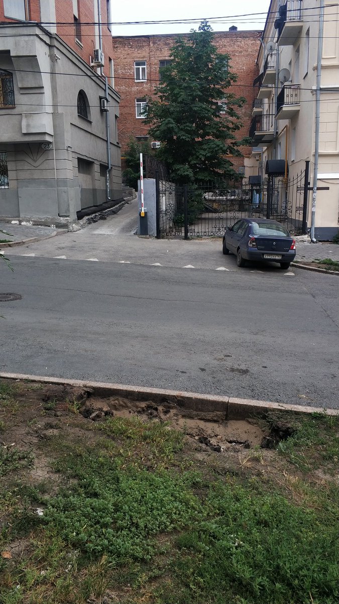 Коллеги, <a href="/AdmSamRna/">Администрация Самарского внутригородского района</a>, уже полгода вопрос с размытием грунта не решается. В месте провала находится труба теплоснабжения. Отопительный сезон не за горами.
Пожалуйста сообщите о сроках устранения. Ленинградская 20