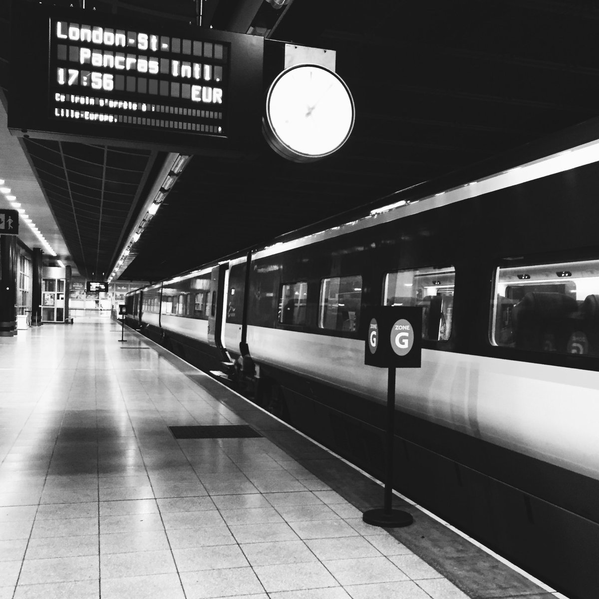 EurostarJustinp's tweet photo. Trans Europe Express: Here in Brussels we’ve got a mixed Franco-British crew getting #ES9153 ready for the trip to London. Bon voyage! https://t.co/lBZWE2EPGs