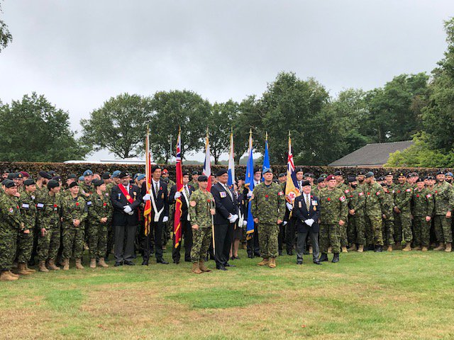 GallitDobner's tweet photo. Solemn moment of remembrance at Groesbeek Cdn War Cemetery with Cdn Armed Forces Delegation of the 103rd Intl 4 Days Marches, Vice-Admiral Hawco, Mayor Slinkman, and friends from 🇺🇸🇬🇧🇳🇴🇸🇪🇩🇰🇫🇮🇩🇪🇫🇷🇨🇭. #LestWeForget #NijmeegseVierdaagse #nijmegenmarches https://t.co/HlF5tedw9r