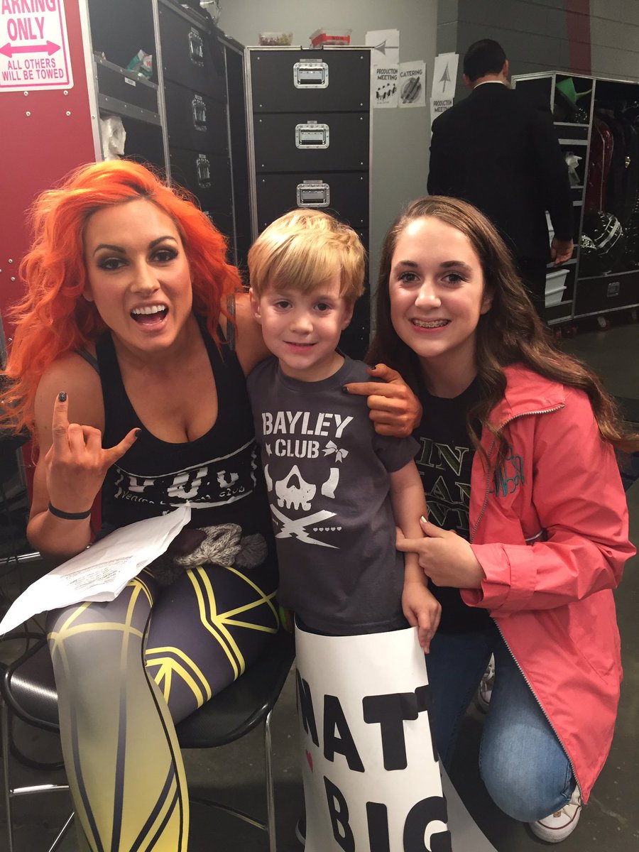 RaylanWaters's tweet photo. well... this is gonna be awkward😬😬 #SummerSlam https://t.co/mvPNzX5YuB