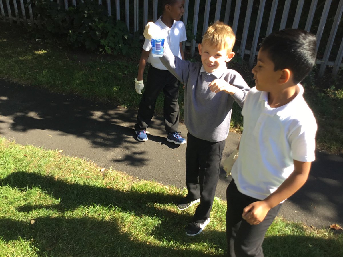 e_road2's tweet photo. As our act of kindness linked to our topic for this last term, 2E has been amazingly engaged in making our local area look clean and beautiful. You are a credit to this school and to the community! @MusicFederation https://t.co/n9VhLcWCM9