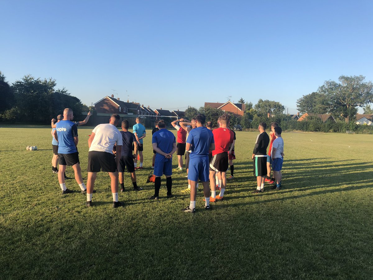chinnorfc's tweet photo. A very hard session for the lads last night. Attitude was first class 👌🏽and the work rate was relentless from everyone in very tough conditions ☀️😓☀️

#FirstCasualty 🤮 
#UsAgainstTheRest🔵🔵👊🏼 https://t.co/xQfDI7nQgB