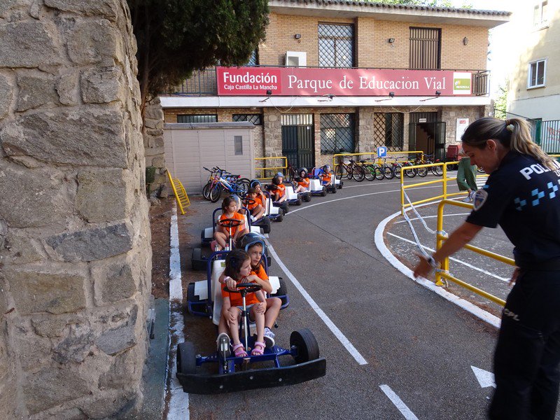 dpastoratoledo's tweet photo. La última semana del #VIL2019 la comenzamos aprendiendo y practicando las normas de circulación en el Parque de Tráfico de Toledo
#SonríealaVida #SomosFranciscanas #AnaMogas
@colegios_fmmdp https://t.co/8rLG7P2kvo