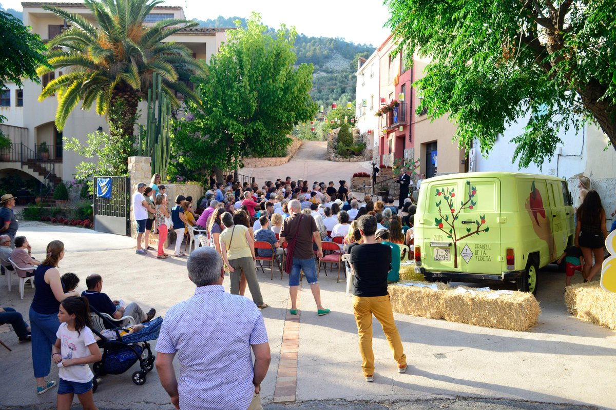 EVAEnVeuAlta's tweet photo. Tastets d'Eva! Un any més, l'inaugural de l'#EvaPradell amb el @centrequimsoler com a gran aliat! Enguany amb la irreverència, l'humor i la poesia de l''Absenta' d'en Quimet Pla i la Núria Solina! Amb bufada d'espelmes dels 69 d'en Quimet inclosa!!! https://t.co/al0cyiltfS