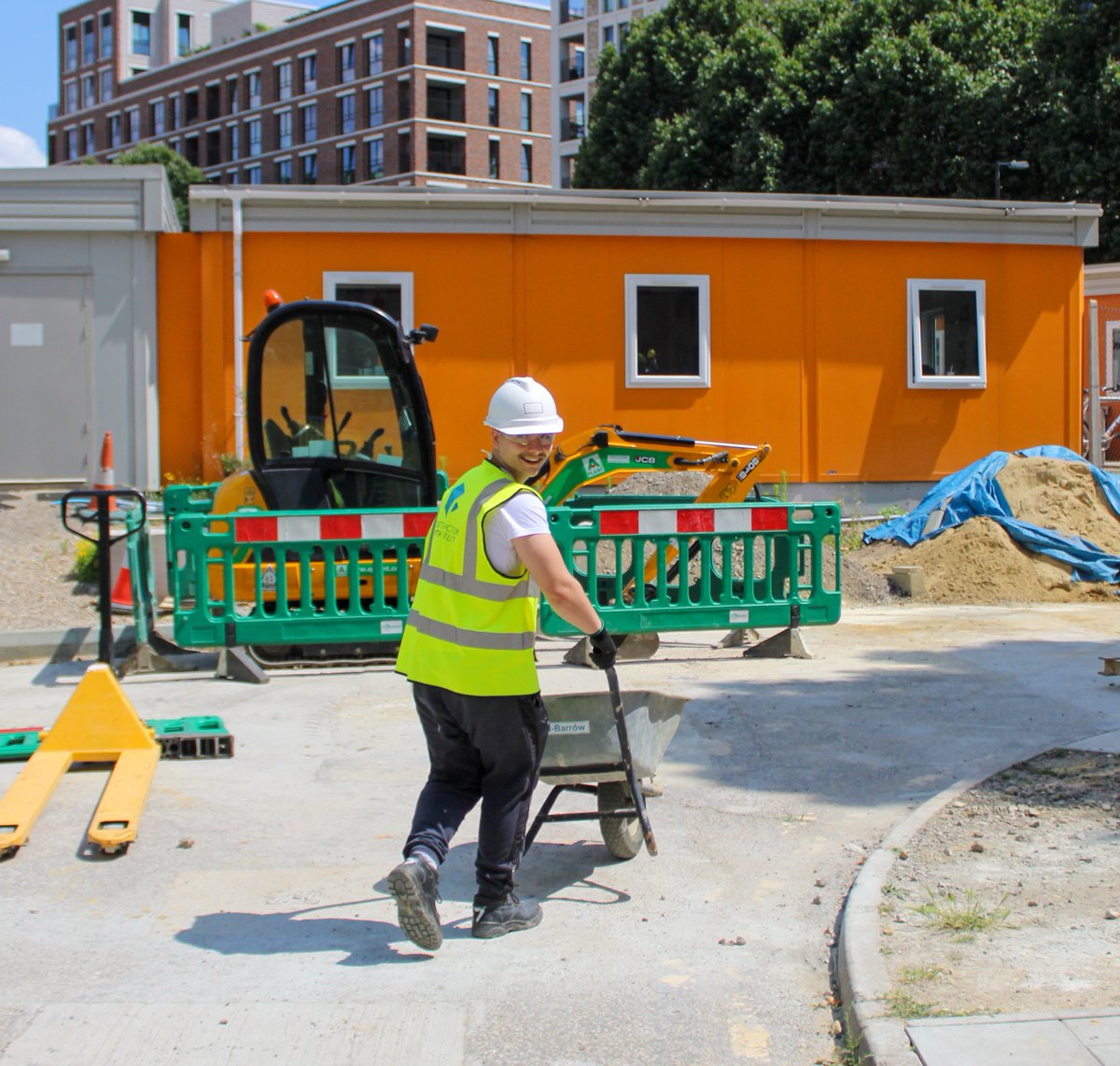 ConstructionYT's tweet photo. Today @LondonScsc our #BuddingBuilders have been prepping for their manual handling qualifications. 
Sun cream. Check. 
Great tutor. Check. 
Absolutely a positive &amp; hardworking attitude. Check all round. 
#construction #nextgeneration #hardworking #seriousfun https://t.co/bE714tpEeD