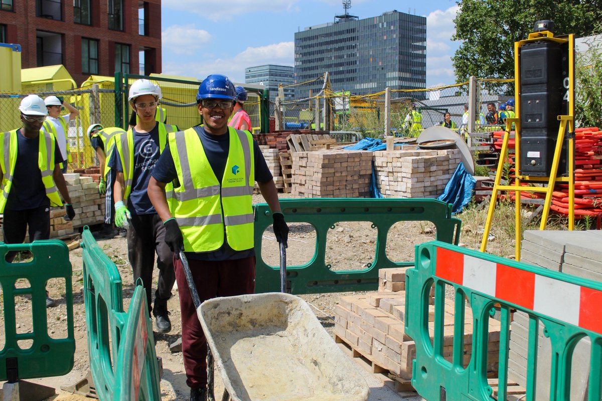 ConstructionYT's tweet photo. Today @LondonScsc our #BuddingBuilders have been prepping for their manual handling qualifications. 
Sun cream. Check. 
Great tutor. Check. 
Absolutely a positive &amp; hardworking attitude. Check all round. 
#construction #nextgeneration #hardworking #seriousfun https://t.co/bE714tpEeD
