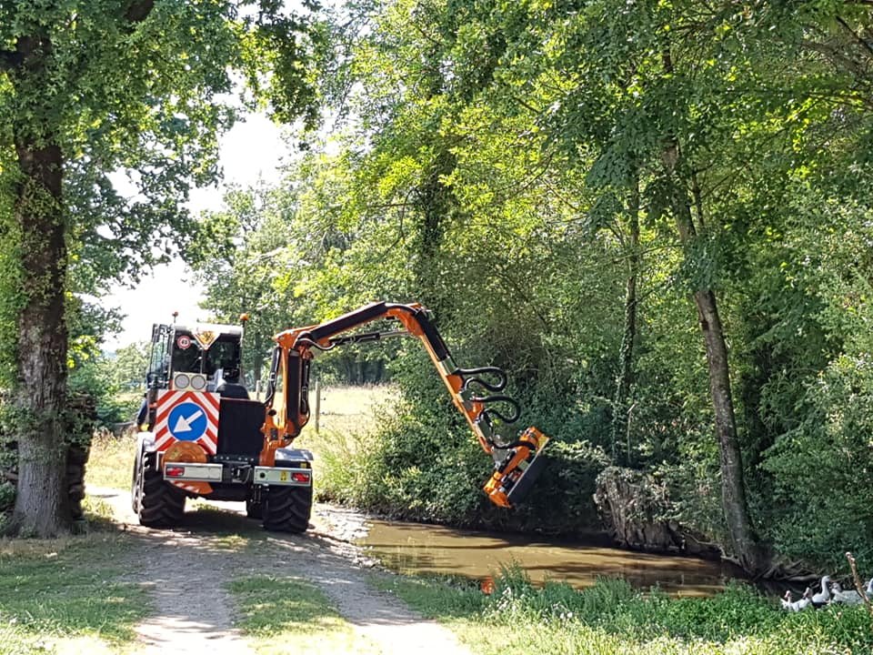 Energreenspa's tweet photo. Alcuni Scatti fotografici per la nostra #ILFS1500 in abbinata ad un braccio di 11 m nel pieno delle sue mansioni in Francia
#bras #porteoutilsprofessionnels #porteoutils #automotors #ilf #france #photo
#ProfessionalMachines #ToolsCarrier #ForestryWork #Hedgetrimming #Trimmer https://t.co/a55jSg7xkE
