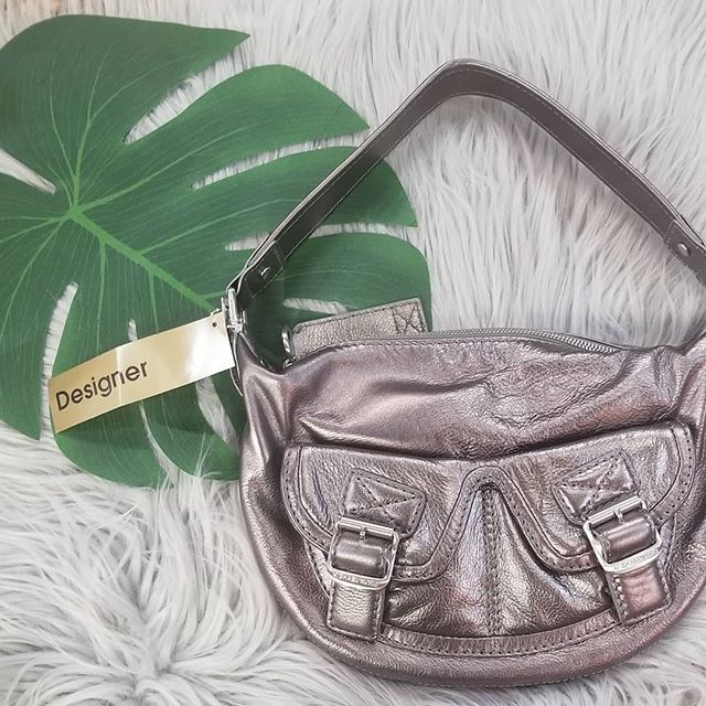 CMSpringfieldPa's tweet image. #MKMagic 🌟

Michael Kors small silver handbag, $30!
(257-25776-1519)

Make it YOURS today! 💋 ift.tt/2lLWvBZ