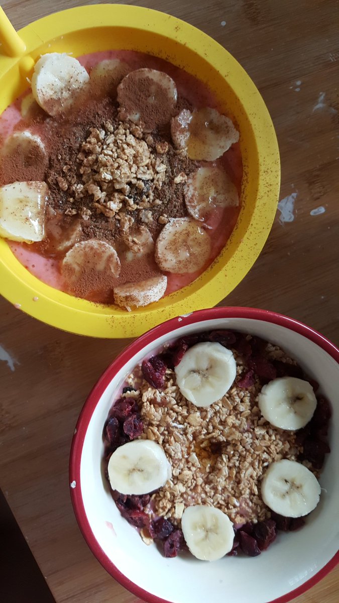 u_rte's tweet photo. Look, everyone, I'm absorbing the good nutrients of the earth and being  healthy. Probably about 49% organic! Because, how you can you pass up $1.20 ready to rot Aldi's strawberries🙂 https://t.co/6Lp27IJsx6