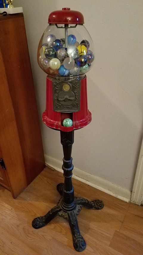 MoonMarbleCo's tweet photo. It was a pleasure helping some customers pick out jumbo marbles to fill their antique gumball machine. The machine's former home was in their grandparents' coffeshop in downtown KCK. Thank you for sharing the pictures, Juan!  #gumballmachine #antiques #marbles https://t.co/s3wttr04Xr