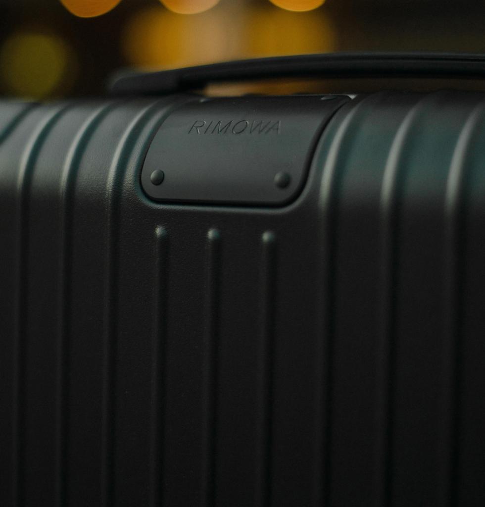 rimowa essential cabin matte black