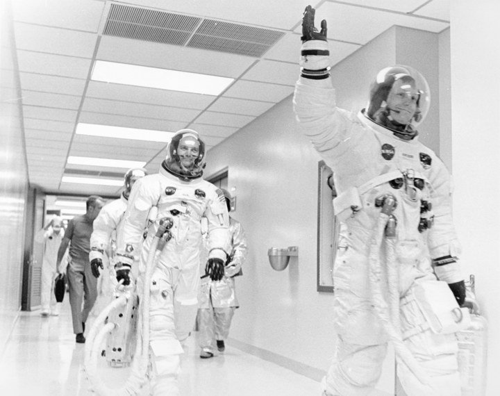 El Espectador on Twitter: "Julio 16, 11:22 GMT. Astronautas del Apolo 11,  en camino al vehículo de lanzamiento. Sus trajes están presurizados para  protegerlos de cualquier fuga en la cabina durante el