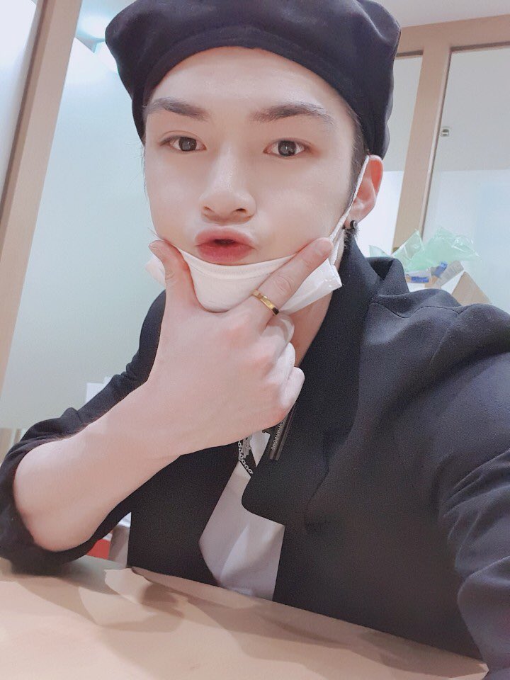 ClockFrance's tweet photo. [Twitter] Hangyeom

Roses ~~ Avez-vous eu un bon dîner ~~ ??

#Idol #kpop #sevenoclock #hangyeom #tradfr https://t.co/faKDQjW81m