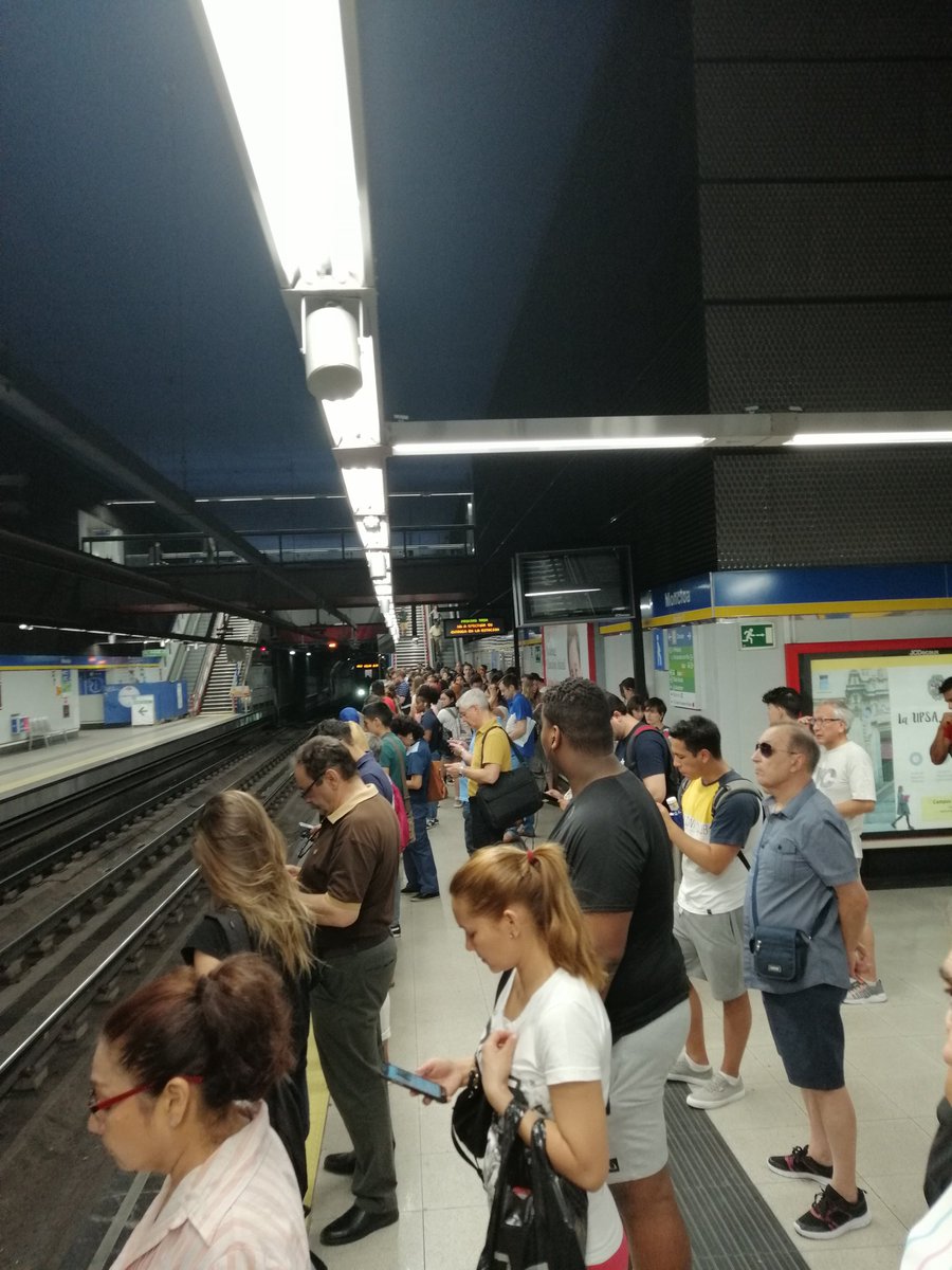 NHC_Fotografa's tweet image. Lo alentador que es ver en andén de Moncloa línea 3 llenarse xq el metro tarda en venir una vida @metro_madrid vergonzoso , luego vamos sin aire 😖😠