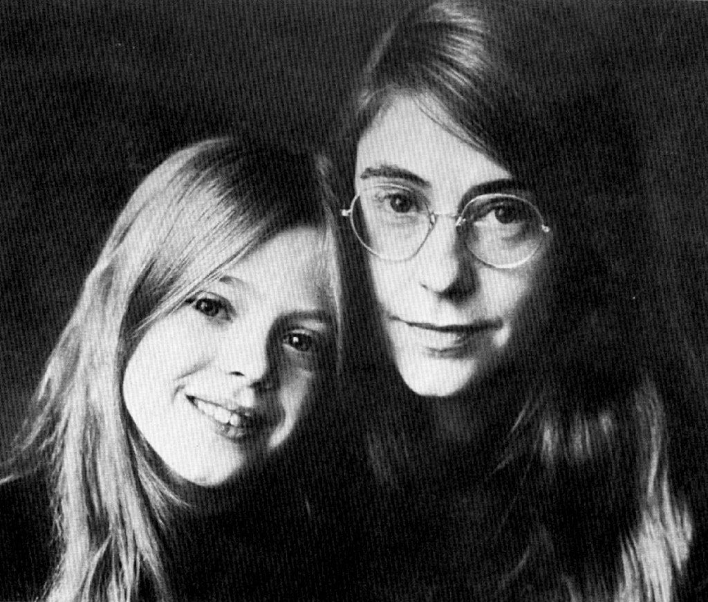 VitalisimaES's tweet photo. Para apoyar a su familia y facilitar que su esposo finalizara sus estudios, aceptó un empleo de programadora en el MIT, con el que compaginó su papel de madre. Gracias a Margaret Hamilton, que diseñó y programó el software de navegación del #Apolo11, el hombre llegó a la luna. https://t.co/218wHBPT9W