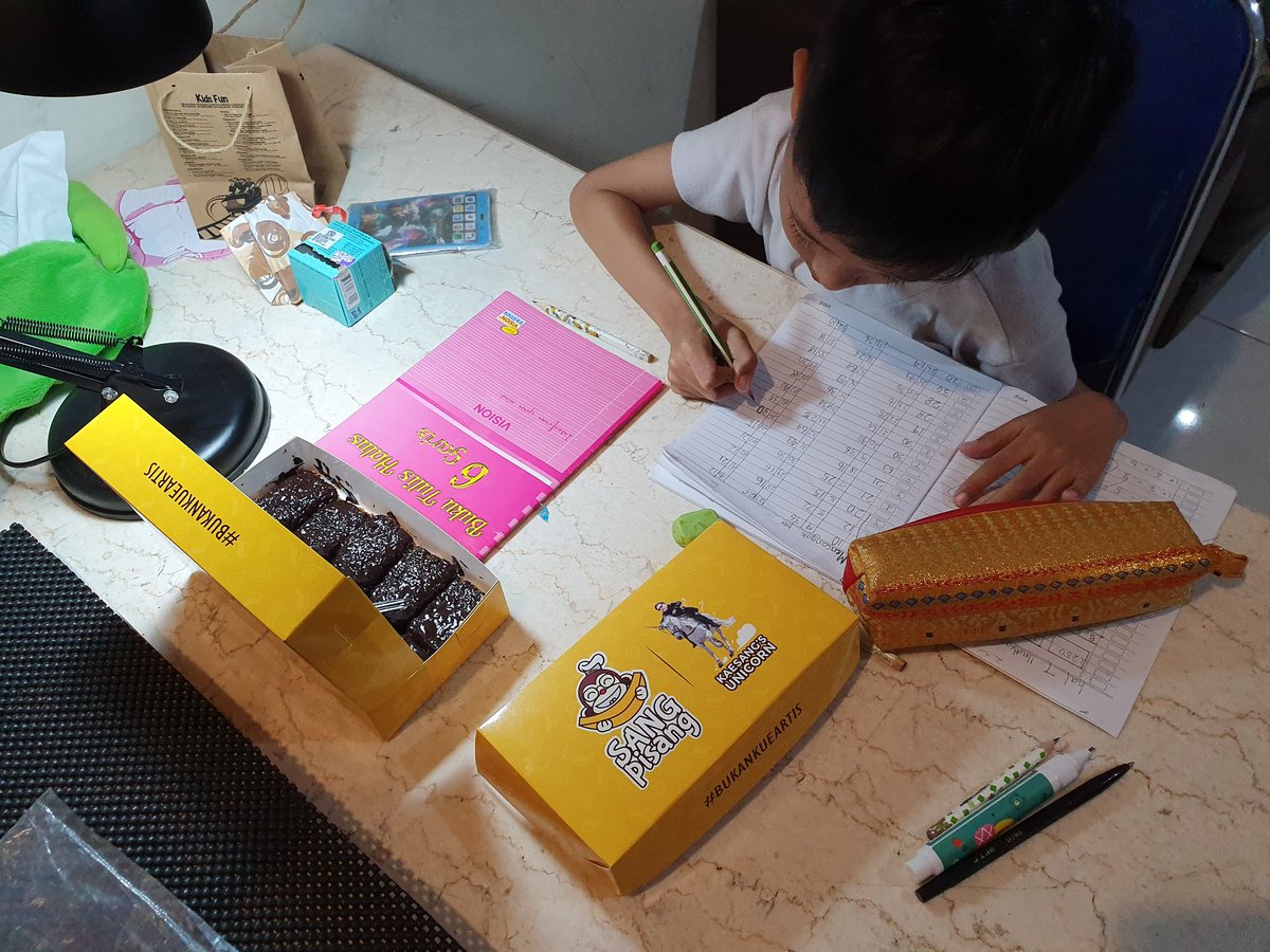 Yang Mulia <a href="/kaesangp/">“kak” Kaesang</a> .. sore ini sdh order banrol n nuget @SangPisang2017 utk nemanin belajar my juragan kecil sy .. sekian laporan, terimakasih .. #bukankueartis cc : <a href="/AninditoTika/">Tika Anindito</a>