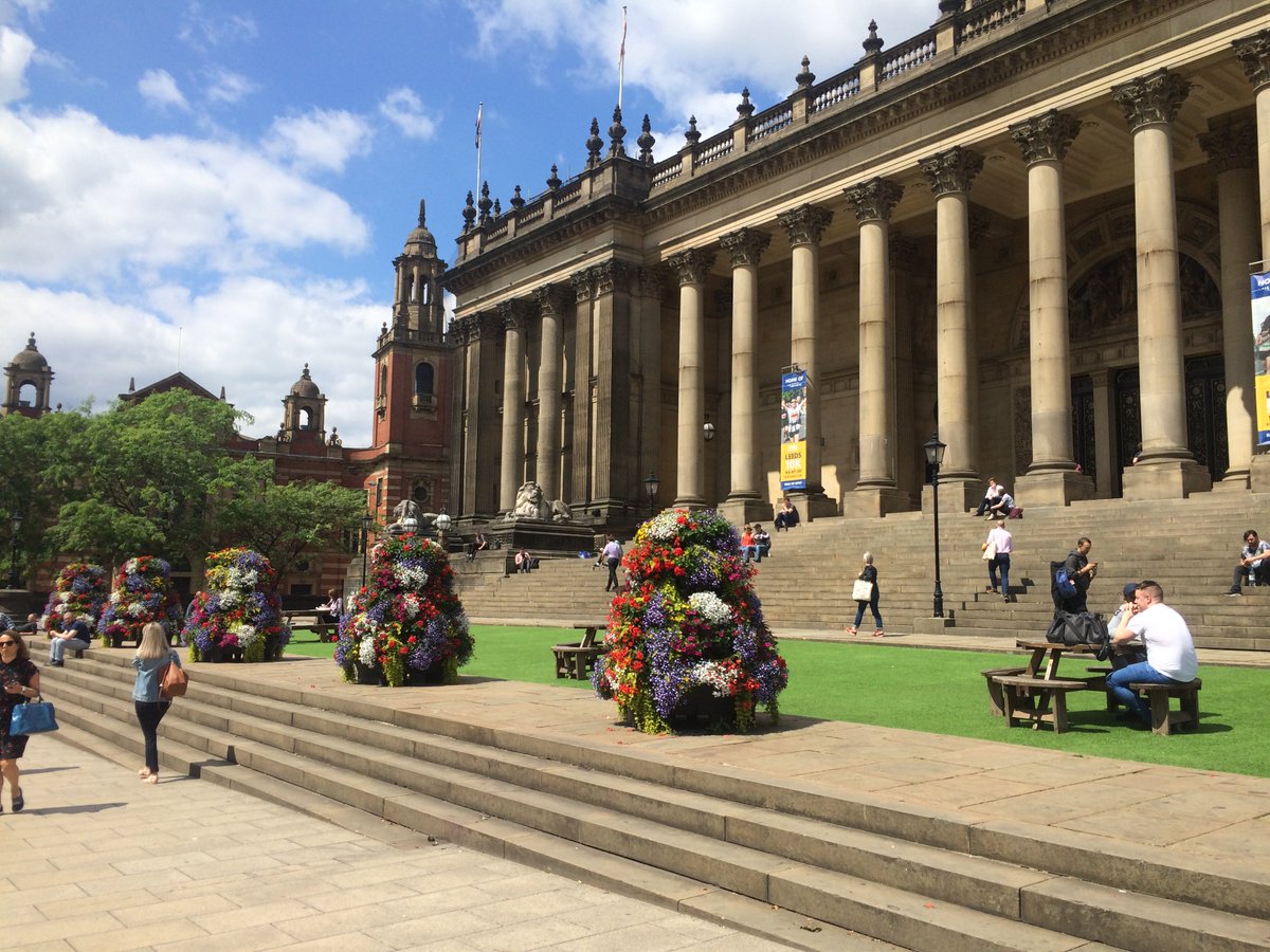 Leeds_City_Ctr's tweet photo. 🌻🌹The planters on @LeedsTownHall Pop-Up Park looking beautiful, great work @LeedsParks 🌹🌻 https://t.co/DaKeQnXKtM
