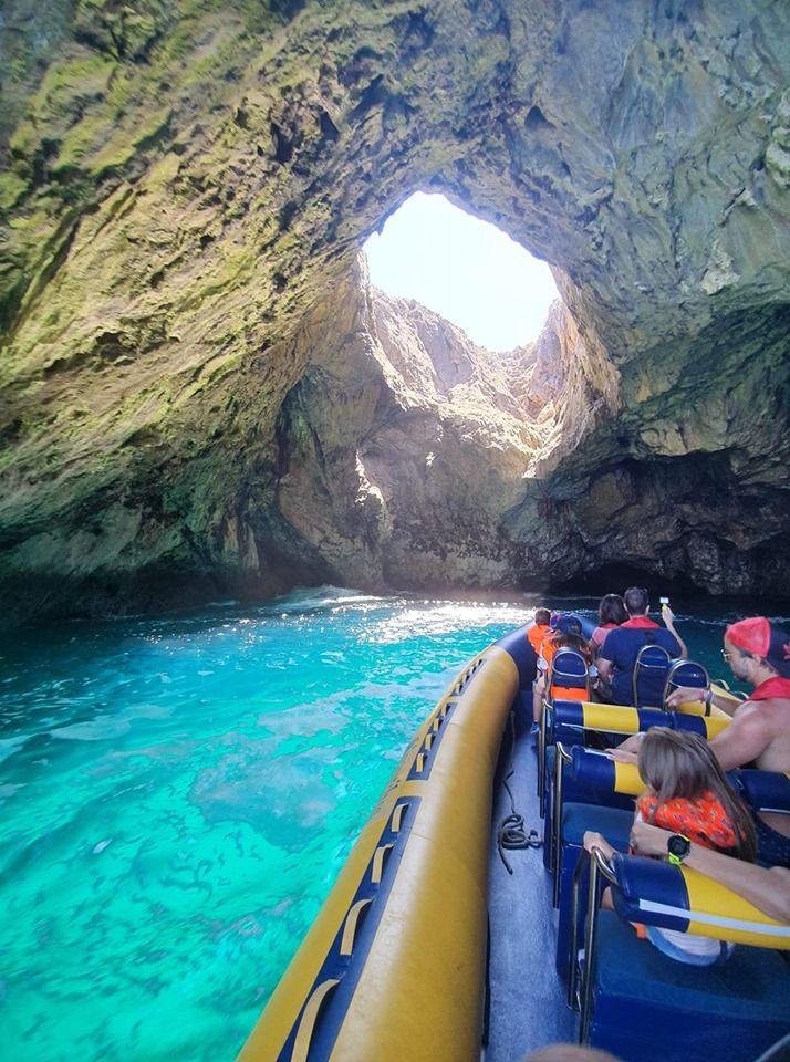 HotelAsturcon's tweet photo. Los acantilados con sus cuevas en la costa de #Ribadesella desde la lancha de NAUTILUS... ven a Hotel Rural Paraje del Asturcón #hotelasturcon https://t.co/b90e6rp7Pd