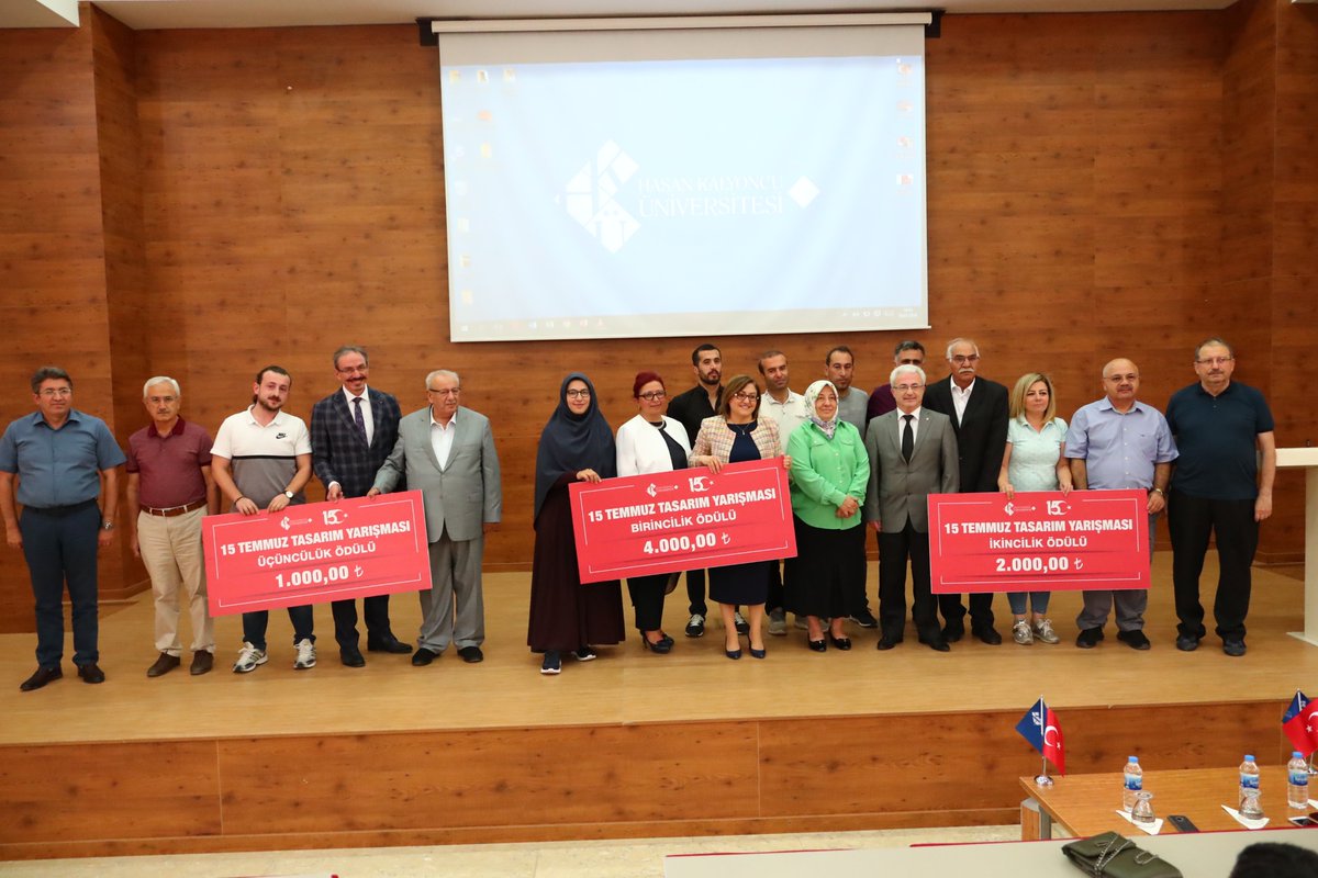 15 Temmuz Tasarım Yarışmasında başarılı tasarımlar protokol üyeleri tarafından ödüllendirildi.
#hkunv <a href="/edibesozen/">Edibe Sözen</a> <a href="/FatmaSahin/">Fatma Şahin</a> 
#15TEMMUZDESTANI