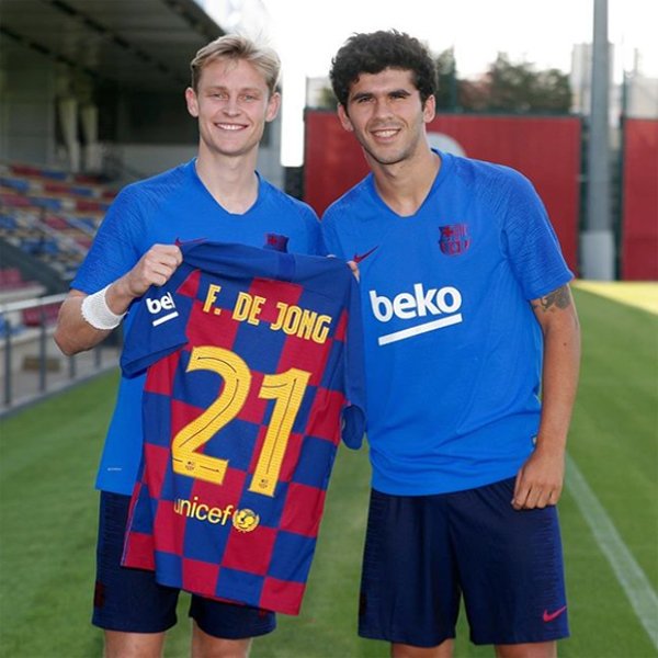 DeJongFrenkie21's tweet photo. Big thanks to @Carlesale10 for giving me number 21, it means a lot to me 🙌🏼 #FJ21 #firsttraining https://t.co/vg453Sf5PC