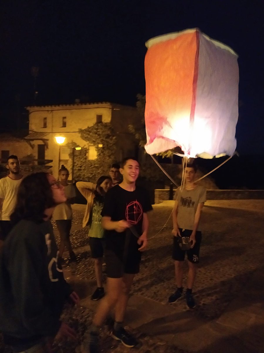 e_x_plorium's tweet photo. Un dia com avui l'#Apolo11 va emprendre el vol direcció a la lluna, i de #ColòniesCientífiques els joves fan enlairar globus aerostàtics. #SenseRiscos #STEMaTope!!! https://t.co/8sJBl7WIlK