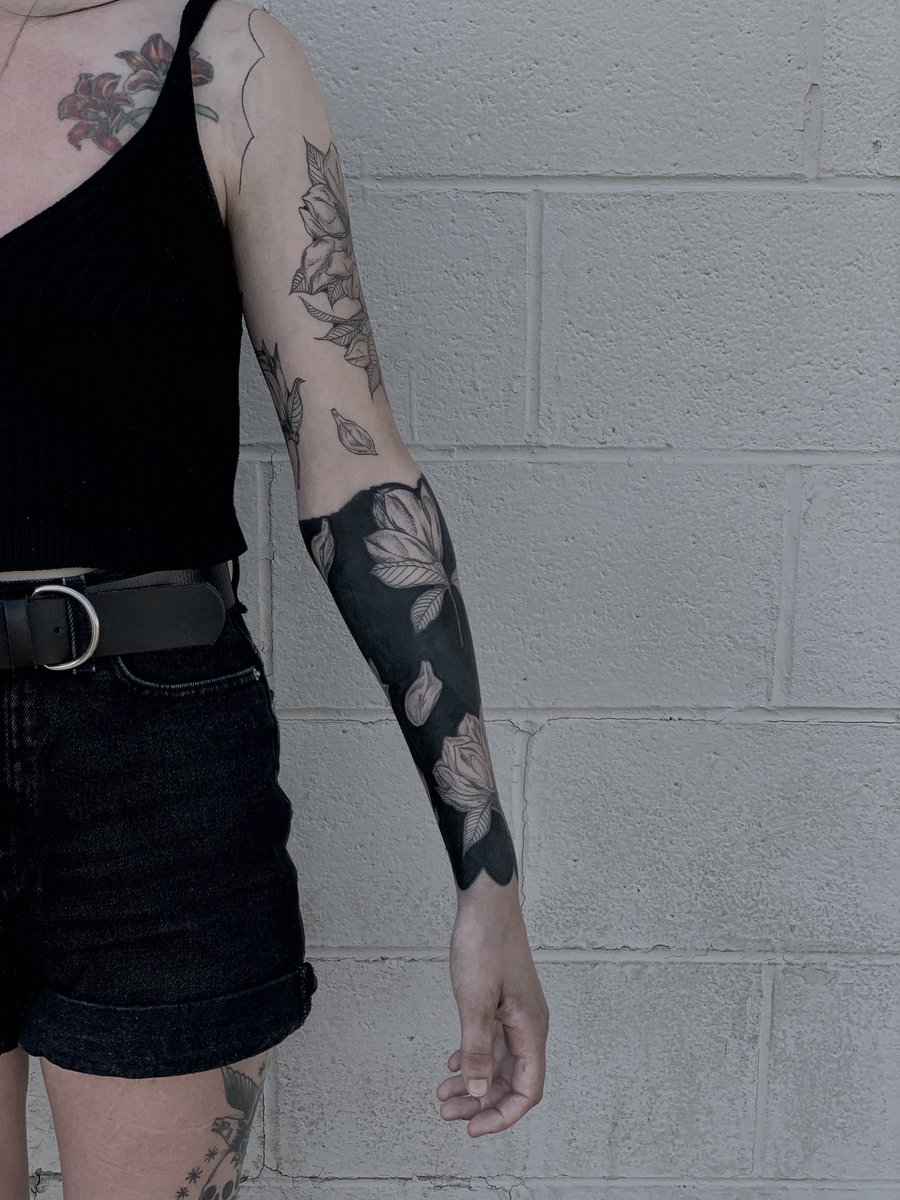 Moth Mom On Twitter I M A Tattoo Artist From Detroit Michigan I Specialize In Fine Line Botanical And Natural Illustrations The First Two Are In Progress Sleeves I M Working On Last