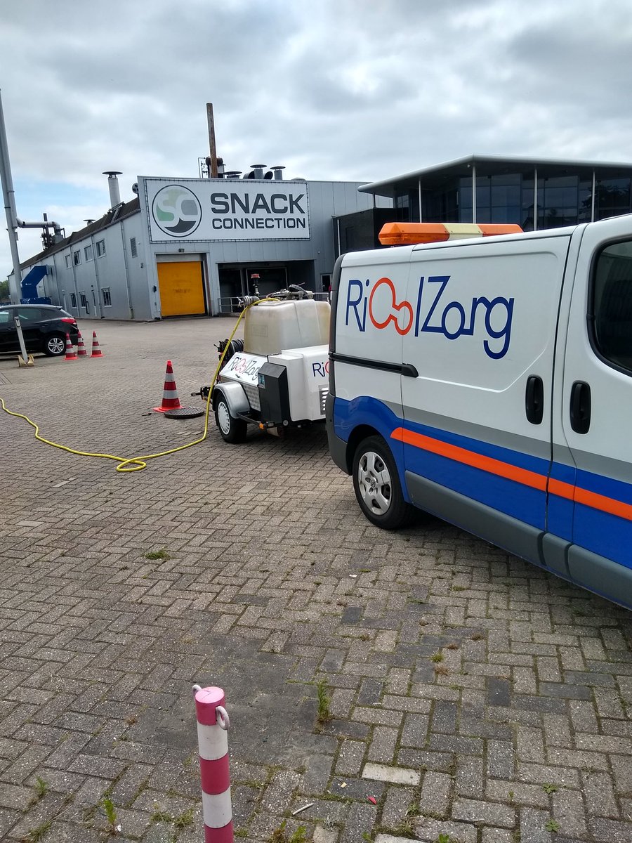 Vandaag in opdracht van de gemeente Lansingerland en notenfabriek inspecteren veel vet in de pompput en te veel regenwater op de pomp. Voor de inspectie plaats kan vinden eerst het dwa reinigen