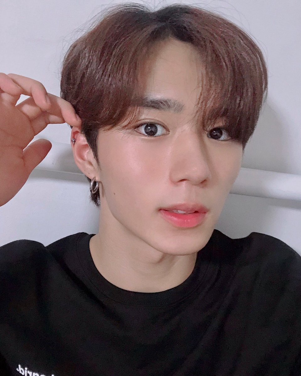 1the9__official's tweet photo. [#김준서]
귀에 뭐가 생겼네~~? 
브이앱에서 보여드렸던 피어싱이에요!!💕

#원더나인 #1THE9 #KIMJUNSEO https://t.co/6jEwYttoWx