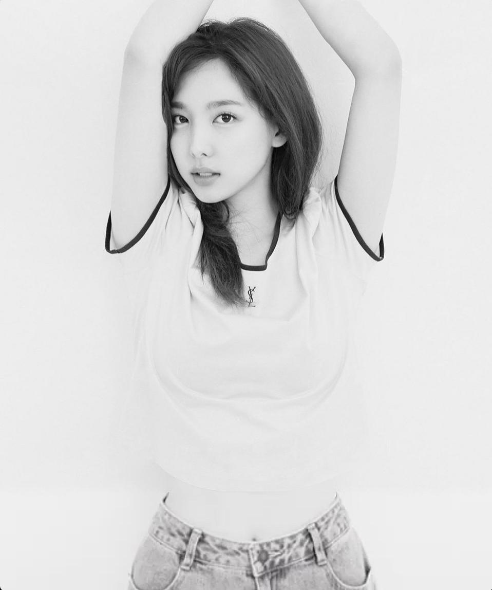twicewallpapers's tweet photo. TWICE Nayeon x Nylon Korea
Writing removed.
#TWICE #트와이스 #NAYEON #나연 https://t.co/L6DGCNFstV